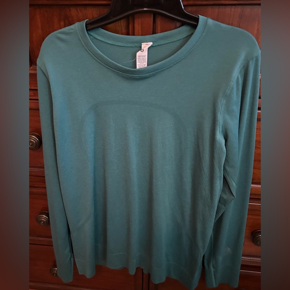 Like New Lululemon Athletica Swiftly Relaxed Hip Length Long Sleeve Top - Picture 4 of 13